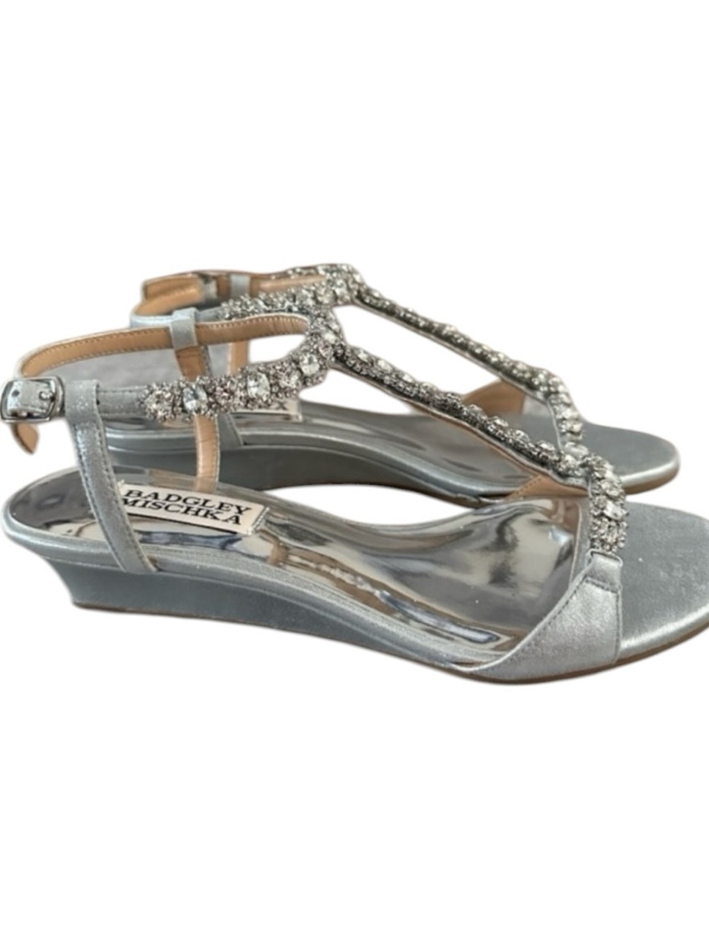 Women’s BADGLEY MISCHKA Silver T-Strap Yadira Wedge Leather Sandals, SZ. 6. - Picture 3 of 12
